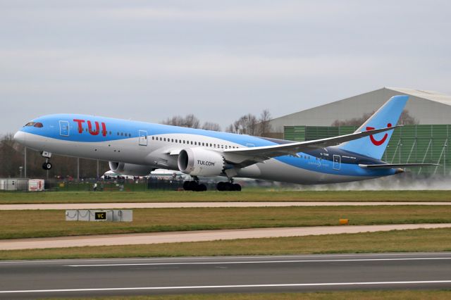 Boeing 787-9 Dreamliner (G-TUIM) - The spotters out in force at the Aviation Viewing Park on New Years Eve.  TOM184 departing with a Mexican New Year from some in Cancun.