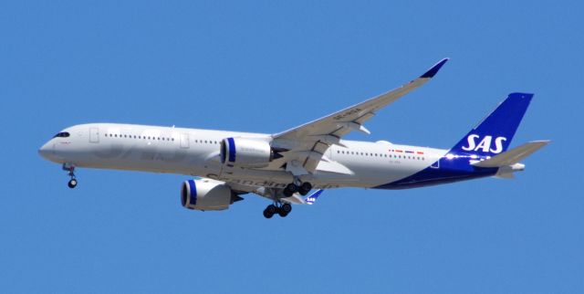 Airbus A350-900 (SE-RSA) - APRIL 28, 2022: Seen by RF over Linden, New Jersey at approximately 1456 EDT shortly before landing at Newark International Airport