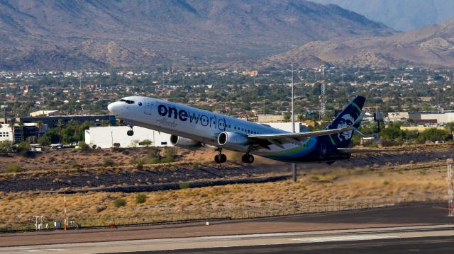 Boeing 737-900 (N487AS) - Alaska Airlines 737-900 in One World special livery taking off from PHX on 9/3/22. Taken with a Canon 850D and Rokinon 135mm f/2 manual focus lens.