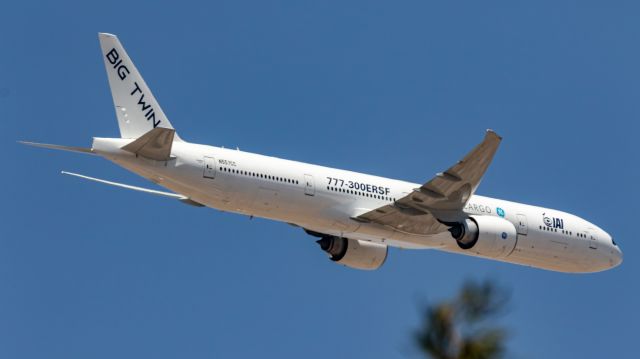 BOEING 777-300ER (N557CC)
