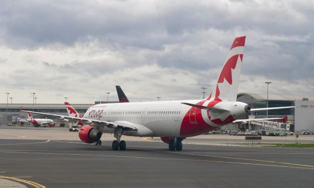 Airbus A321 (C-FYXF) - Air Canada Rouge Airbus A321-211 C-FYXF in Toronto 