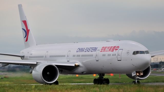 BOEING 777-300ER (B-7883)