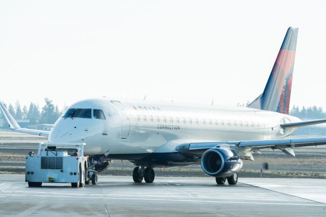 Embraer 175 (N240SY)