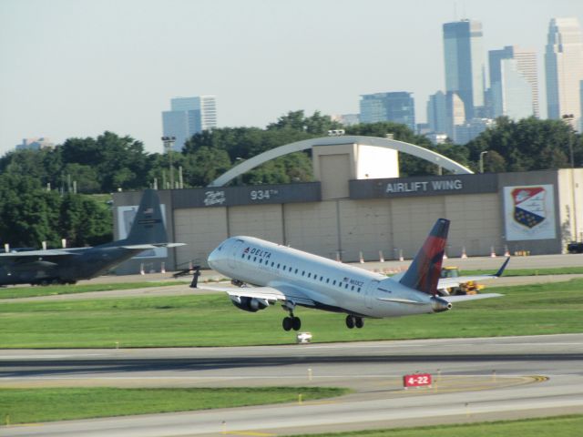 Embraer 175 (N633CZ)