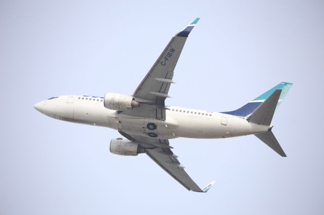 Boeing 737-700 (C-FIBW)