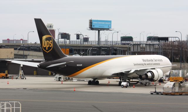 BOEING 767-300 (N344UP)
