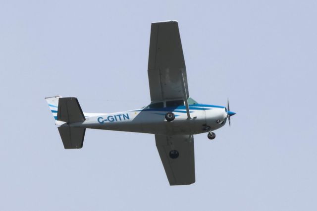 Cessna Skyhawk (C-GITN) - C-GITN Cessna Skyhawk 172-M ALM par Avion Inc Survolant le fleuve St-Laurent QC. à Lavaltrie le 27-06-2924 à 16:34.