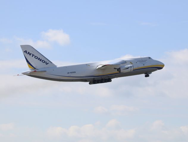 Antonov An-124 Ruslan (UR-82009) - Take off Nantes le 24 juin 2016