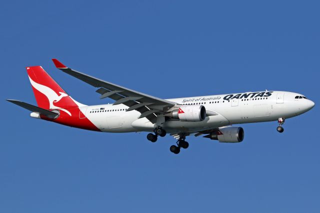 Airbus A330-200 (VH-EBN)