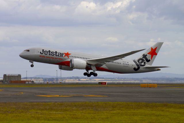 Boeing 787-8 (VH-VKA) - The first Jetstar Dreamliner flight to Auckland departs for Melbourne.