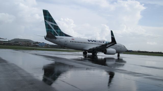 Boeing 737-700 (C-GMWJ)