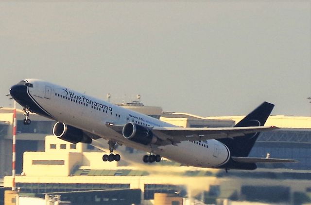 BOEING 767-300 (EI-EED) - TAKE-OFF FROM 17L.