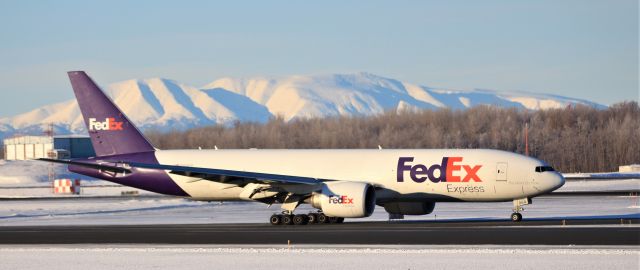 BOEING 777-200LR (N868FD)