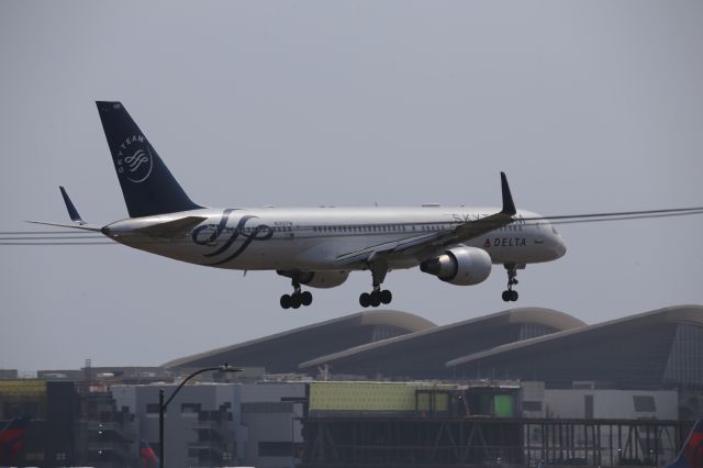 Boeing 757-200 (N705TW)