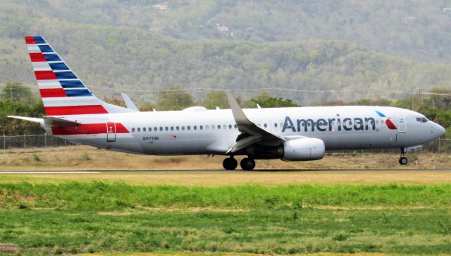 Boeing 737-800 (N971NN)