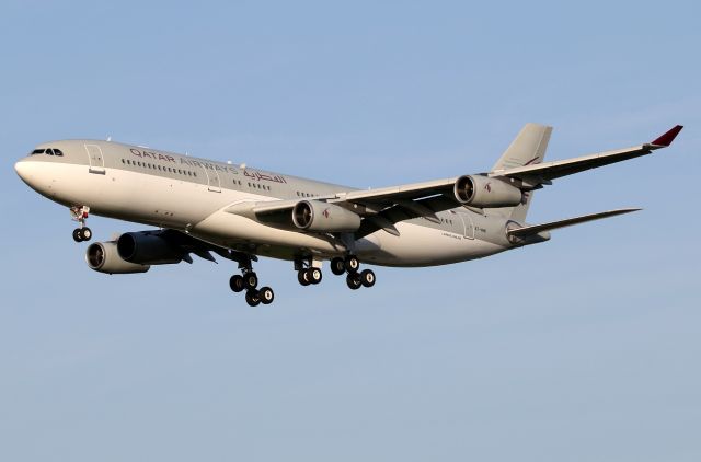 Airbus A340-200 (A7-HHK)