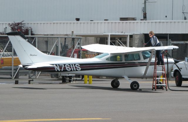 Cessna Skylane (N7611S) - being refueled at Queen City