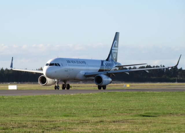 Airbus A320 (ZK-OXH) - This Air New Zealand A320 is taxiing to runway 02/20.