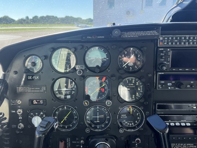 Piper Navajo (OE-FLK) - Cockpit