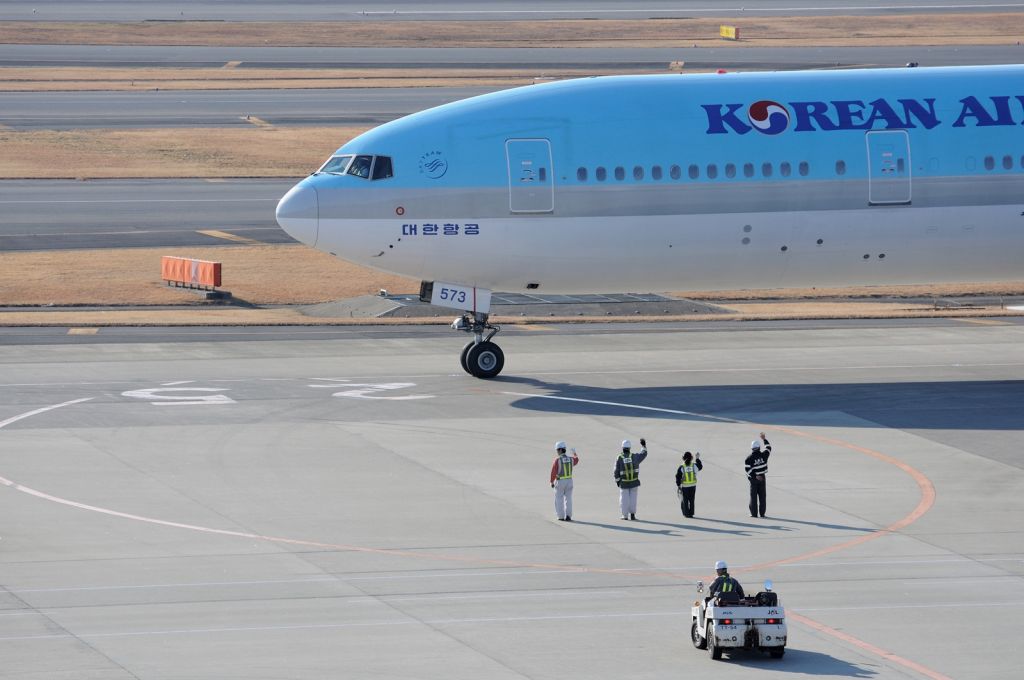 Boeing 777-200 (HL7573) - Seeing off Korean Air HL7573 with a Japanese style farewell