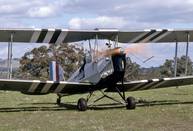 OGMA Tiger Moth (VH-ART) - DE HAVILLAND (AUSTRALIA) DH-82A TIGER MOTH - REG VH-ART (CN 592/T185) - WANGARATTA AIRPORT VIC. AUSTRALIA - YWGT 17/5/1998