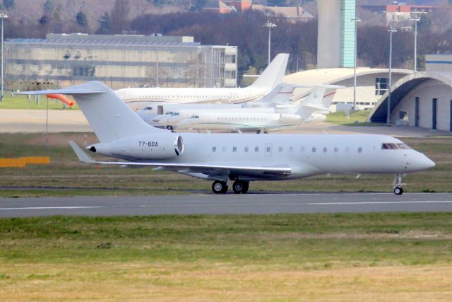 Bombardier Global 5000 (T7-BDA) - Taxiing to the run pen on 1-Apr-22.