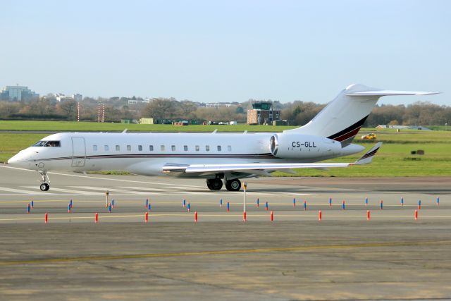Bombardier Global Express (CS-GLL) - NetJets Europe Global 6500 lining up to depart rwy 25 on 6-Dec-24 returning to EFHK as NJE357E.