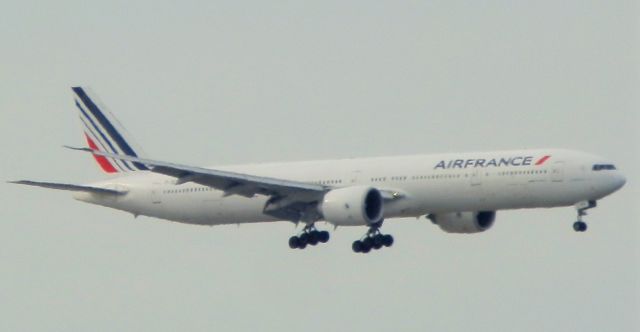 BOEING 777-300ER (F-GZNH)