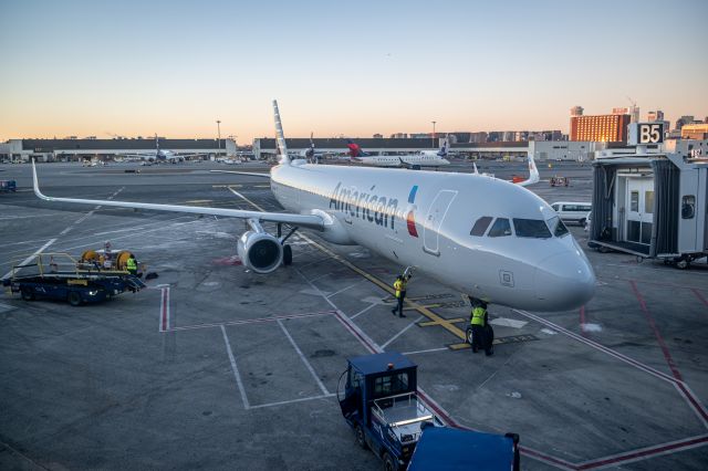 Airbus A321 (N106NN)
