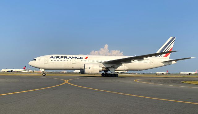 Boeing 777-200 (F-GSPI) -  busy afternoon -thanks Nick,thanks Peter. thanks Enrico