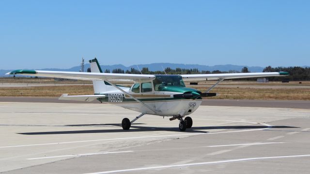 Cessna Skyhawk (N6605D) - One of the Alameda Aero Club training fleet. Check out www.alameda-aero.com for details.