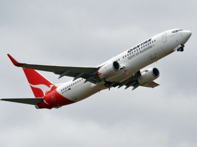 BOEING 737-400 (VH-VXQ) - Getting airborne off runway 23 . Tuesday 27th December 2011.