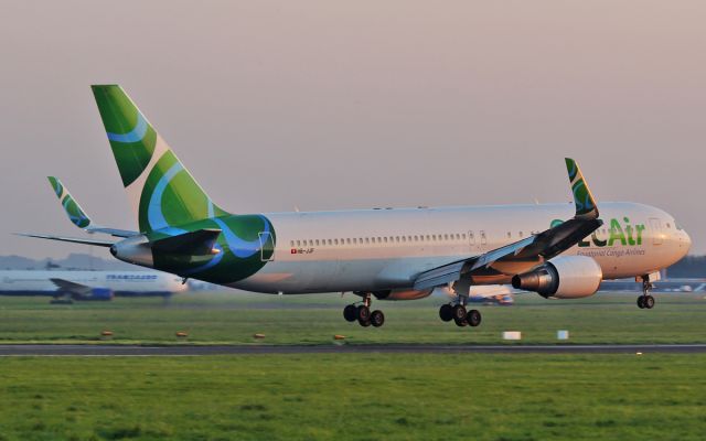 BOEING 767-300 (HB-JJF) - ECair b767-3 hb-jjf about to land at shannon this evening 1/10/15