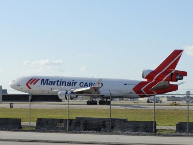 Boeing MD-11 (PH-MCY) - Thrust reversers open deployed!