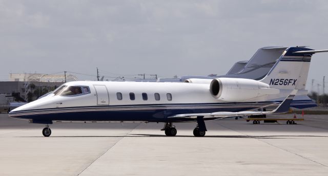 Learjet 60 (N256FX)