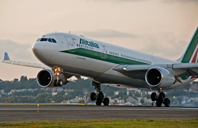 Airbus A330-200 (EI-DIP) - 22L landing @ KBOS Logan Airport - Gian Lorenzo Bernini