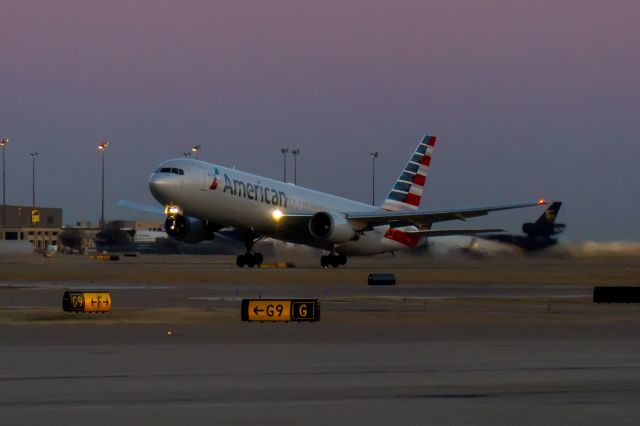 BOEING 767-300 (N369AA)