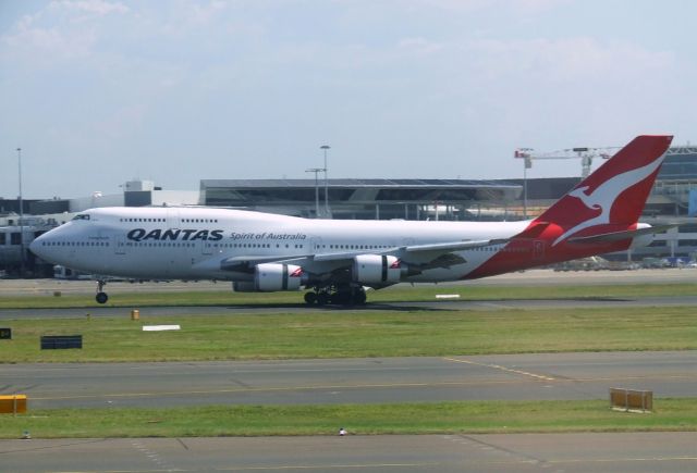 Boeing 747-400 (VH-OEG) - Qantas 747-438 VH-OEG touching down at Sydney Airport with the GE engine reversers open. 18 March 2015.