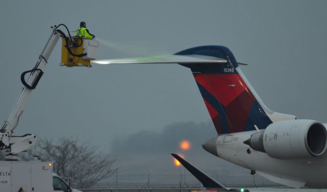 Canadair Regional Jet CRJ-900 (N293PQ) - A snowy evening causing lots of backups because of ice, I love it!