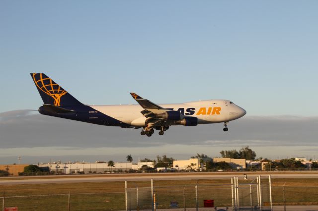 Boeing 747-400 (N412MC)