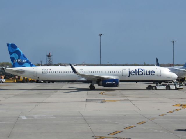 Airbus A321 (N935JB)