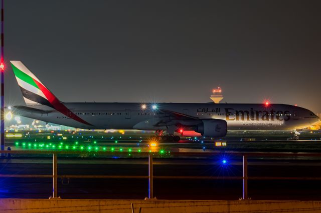 BOEING 777-300 (A6-EAG)