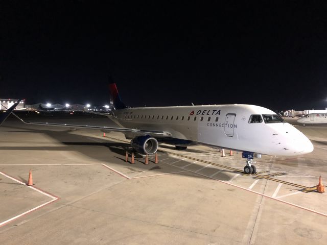 Embraer 175 (N275SY)