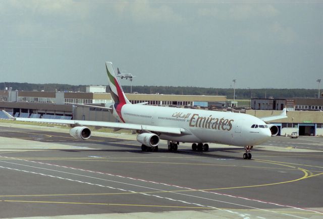 Airbus A340-300 (A6-ERR)