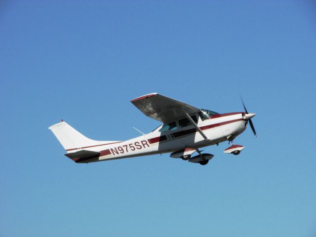 Cessna Skylane (N975SR) - Taking off RWY 8R