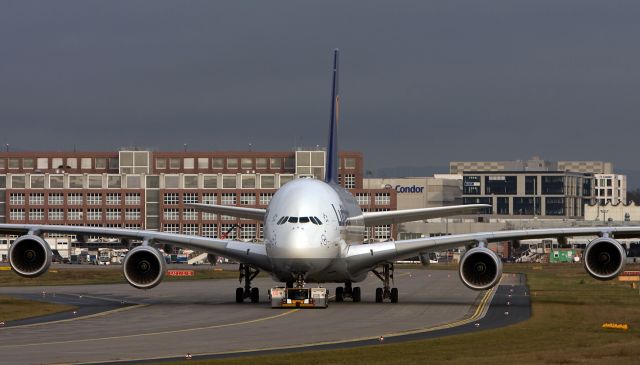 Airbus A380-800 (D-AIMA) - Hello Planespotter look here...