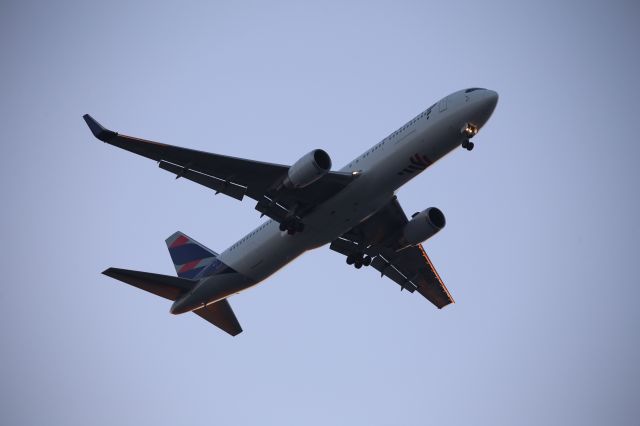 BOEING 767-300 (CC-CXH)