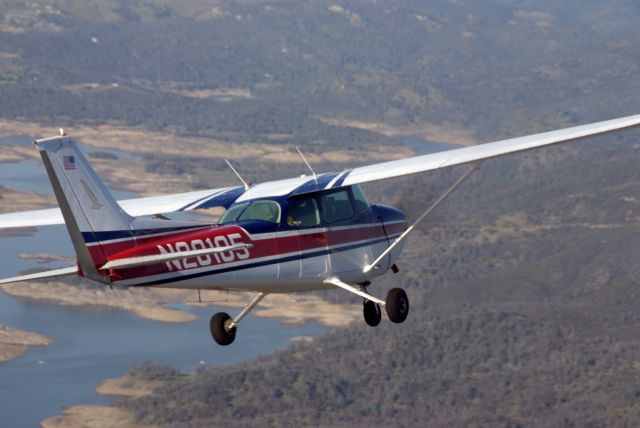 Cessna Skyhawk (N20105) - Over Folsom Lake, Ca