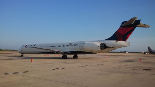 McDonnell Douglas MD-90 (N943DN)