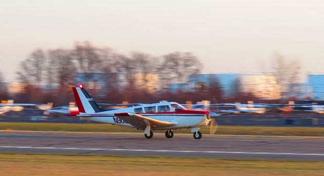 Piper PA-24 Comanche (N9090P)